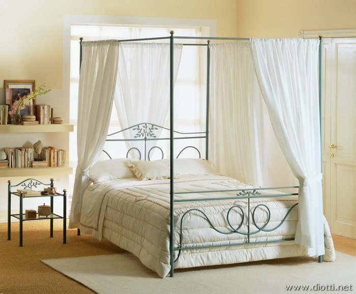 Fior di Pesco traditional canopy bed wrought iron